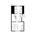 Erdgeschossplan mit Schlafzimmer, Wohnbereich und Treppe.