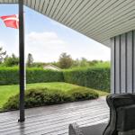 Terrasse mit Blick auf grünen Garten und dänische Flagge