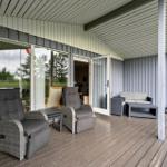 Terrasse mit Sitzgelegenheiten und Blick auf die Umgebung.