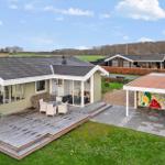 Moderne Villa mit Terrasse, Grillplatz und Garten. Garage mit buntem Wandbild.