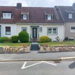 Haus mit Dachfenstern, Vorgarten und Steinterrasse