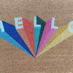 Bunt bemalter Teppich mit dem Wort HELLO