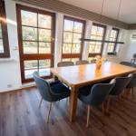 Heller Essbereich im Wintergarten der Ferienwohnung Bergmoment in Blankenburg Harz mit grossem Tisch fuer 8 Personen.
