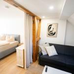 Schlafzimmer 1 der Ferienwohnung Bergmoment in Blankenburg Harz mit 180 cm Boxspringbett und 160 cm Klappcouch.