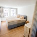 Schlafzimmer 1 der Ferienwohnung Bergmoment in Blankenburg Harz mit 180 cm Boxspringbett und 160 cm Klappcouch.