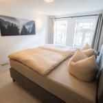 Schlafzimmer 2 der Ferienwohnung Bergmoment in Blankenburg Harz mit 180 cm Boxspringbett.