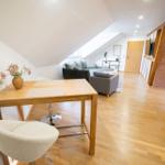 Grosszuegiges Wohnzimmer mit Bartisch in der Ferienwohnung Bergmoment in Blankenburg Harz nahe Teufelsmauer.