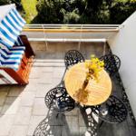 Große Sonnenterrasse mit Strandkorb zum Erholen