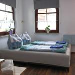 Eine Aufbettung ist dank der aufklappbaren Couch möglich