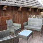 Neue Terrasse mit Blick auf Gasthaus und die grüne Umgebung