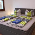 Bequemes, neues Doppelbett