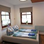 Blick von dem Esszimmerbereich in Richtung aufklappbarer Couch