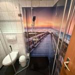 Moderne Dusche mit idyllischer Fotorückwand