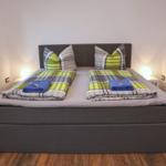 Schlafzimmer mit ausreichend Platz