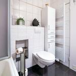Badezimmer mit Toilette, Duschwanne und Heizkörper