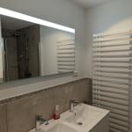 Bad mit Spiegel, Dusche und Handtuchheizkörper