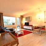 Wohn- und Essbereich mit Sofa, Esstisch und TV.