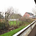 Terrasse mit Blick auf Garten und Nachbarhäuser