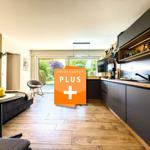 Moderne Küche mit Essbereich und Blick auf Garten