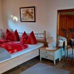 Schlafzimmer mit Doppelbett, Fenster, Spiegel und Treppe