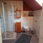 Bad mit Dusche, Toilette und Holzschrank unter Dachschräge