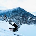 Bergpanorma vor dem Fenster