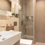 Bad mit Dusche, Waschbecken und Spiegelschrank