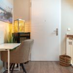 Höhlenartiger Eingangsbereich mit Schreibtisch, Stuhl und Wandbild.