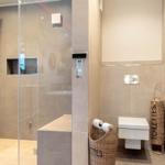 Moderne Dusche mit Glaswand, Toilette und Heizung