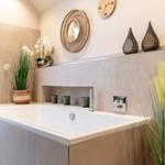 Bad mit Whirlpool, Wanduhr, Spiegel und Pflanzen