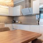 Moderne Küche mit Essbereich und integriertem Backofen.