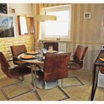 Essplatz am Fenster im offenen Küchenbreich