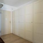 Schlafzimmer mit großen Schränken und Holzboden