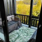 Terrasse mit Sitzmöbeln und Blick auf Wald und Feld