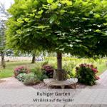 Garten mit Blick aufs Feld