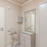 Schlafzimmer mit Kleiderschrank, Spiegelschrank und Kleiderständer.