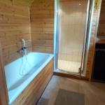 Bad mit Dusche und Wanne im Keller