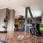 Küche mit Granitplatte, Kaffeemaschine und moderner Beleuchtung.