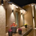 Eingangsbereich mit Beleuchtung, Pflanzen und Steinplatten