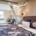 Schlafzimmer mit Bett, Fenster und Schreibtisch.