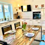 Unsere TOP ausgestattete Wohnküche lädt zum Familien-Essen oder zum Spielen ein