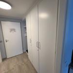 Flur mit weißen Schränken, Tür und Mikrowelle