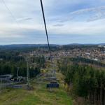 Ski lift mit Blick auf Wald und Dorf