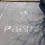 Parkplatz mit Markierung 148 und dem Wort PRIVAT auf Asphalt