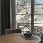 Runder Tisch mit Stühlen vor Fenster mit verschneitem Garten