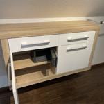 Schrank mit Holzoberfläche und integriertem Ofen.