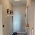 Flur mit Haken, Spiegel und Bodenbelag