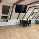 Hochwertige Wohnung mit Essbereich, TV und Holzboden.