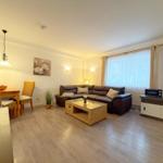 Wohn- und Essbereich mit Sofa, Esstisch und Fenster.