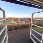 Terrasse mit Blick auf Wohngebiet und Wasser